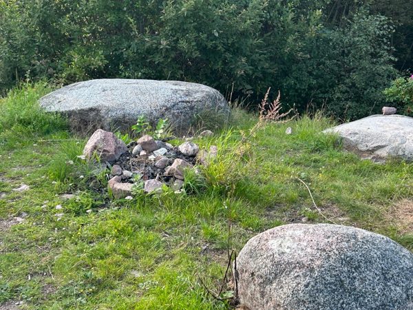 Älgkärrstippen enkel eldstad med stenar att sitta på