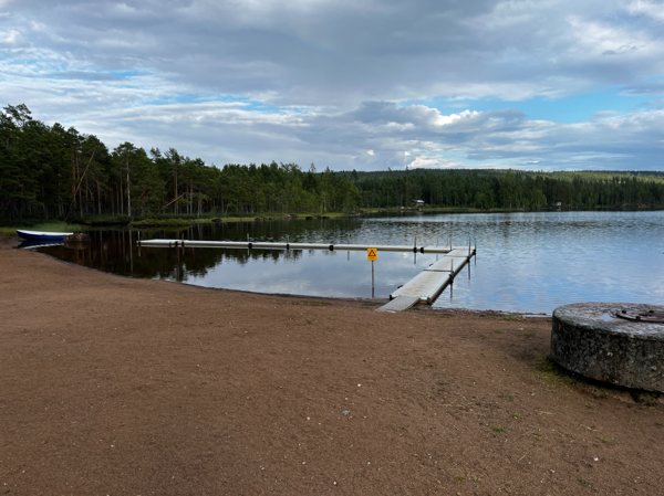 Sandstrand och brygga