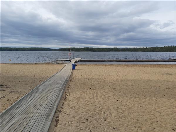 Handikappanpassad badbrygga på fin sandstrand