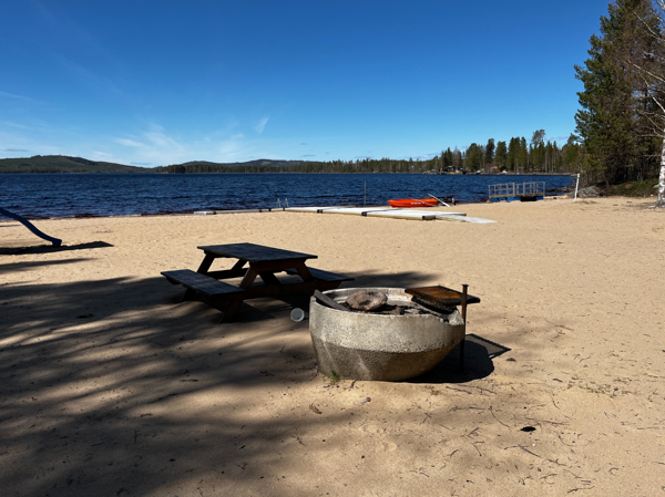 Bänkbord och eldstad på sandstrand