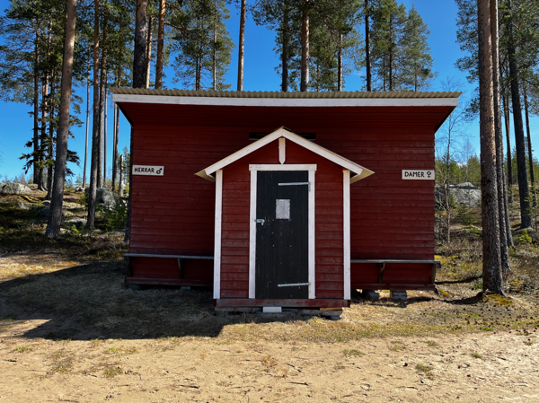 Omklädningshytter med leksaksförråd på mitten