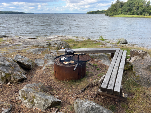 Eldstad med svängbart galler och sittbänkar 