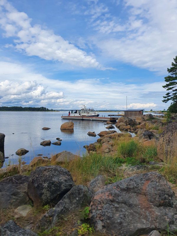 Båtbryggan syns från platsen