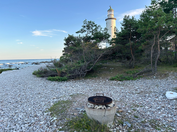 Grill med grillgaller nedanför Fårö fyr