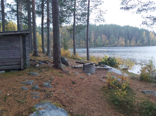 Vindskydd med eldstad framför