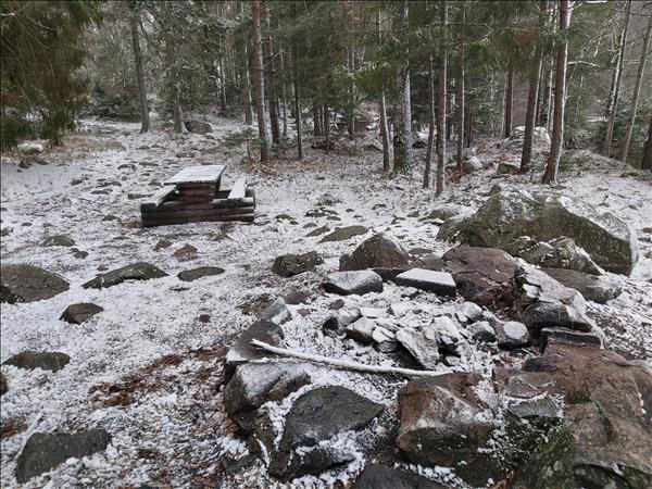 Bänkbord finns i närheten