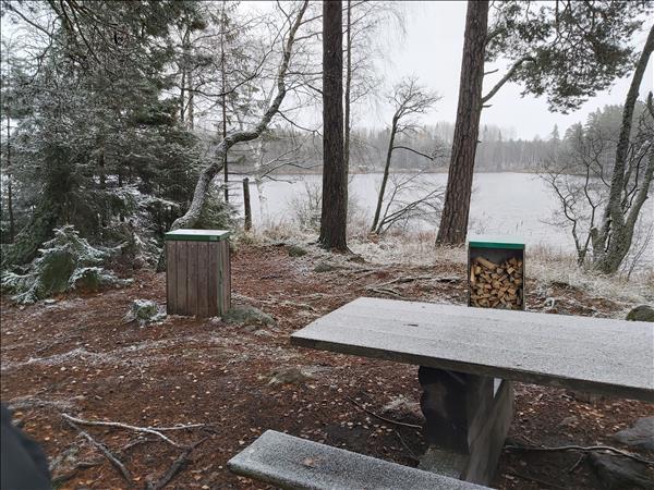 Soptunna, bänkbord och vedförråd