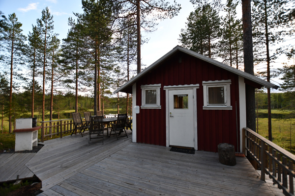 Trädhuset med 6 bäddar, vedkamin, gasolvärme, utetoalett i anslutning.