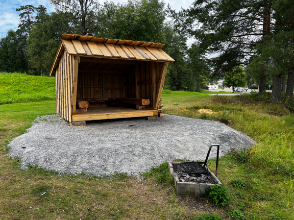 Vindskydd och eldstad