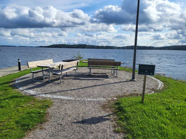 Grillplatsen ligger på en liten pir