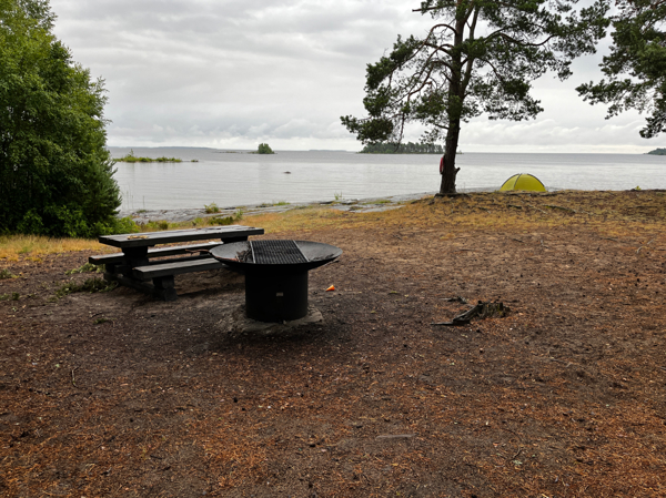 Bänkbord och eldstad