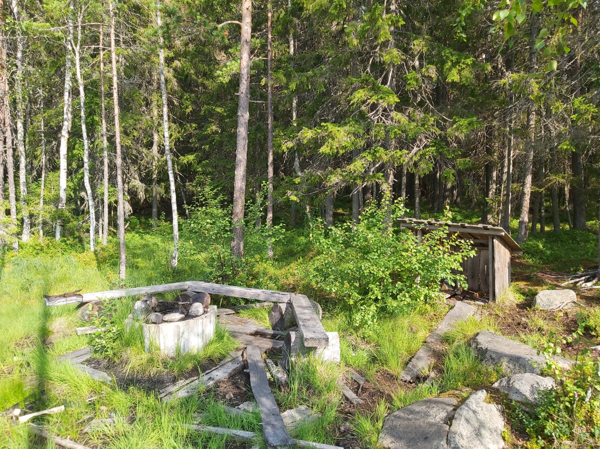 Eldstad, bänkar och vedförråd