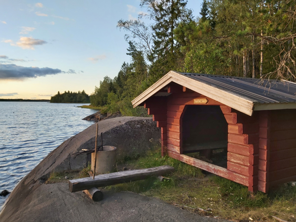 Eldstad framför vindskyddet