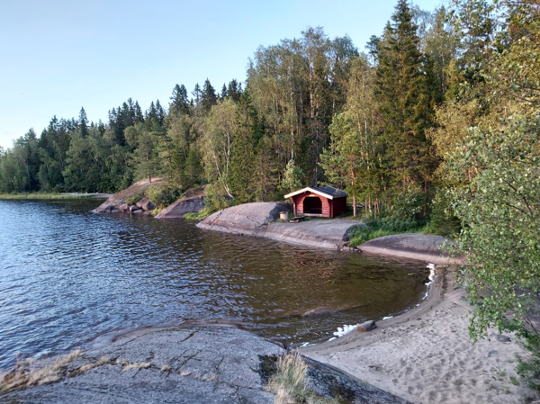 Sandstranden i förgrund