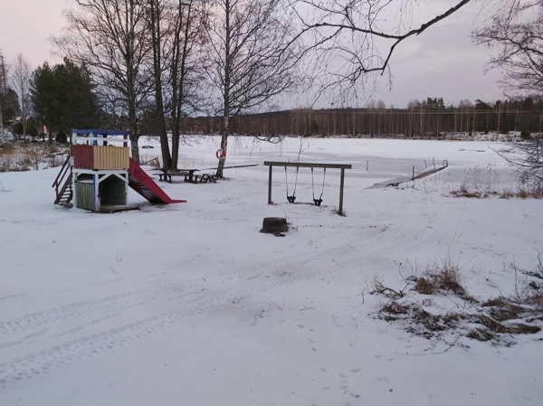 Lekplats och badplats i vinterskrud