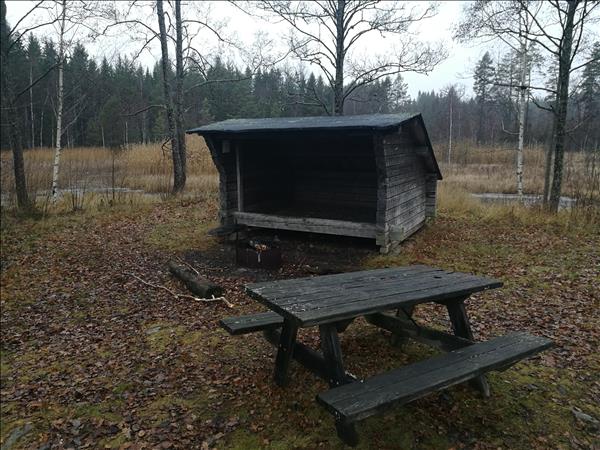 Bänkbord finns i direkt anslutning