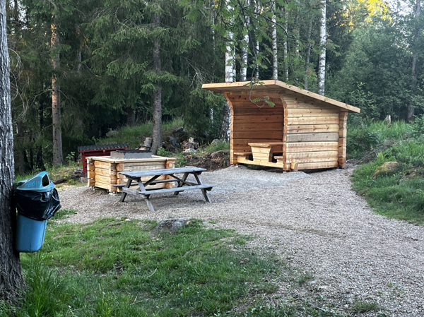 Eldstad, bänkbord och vindskydd