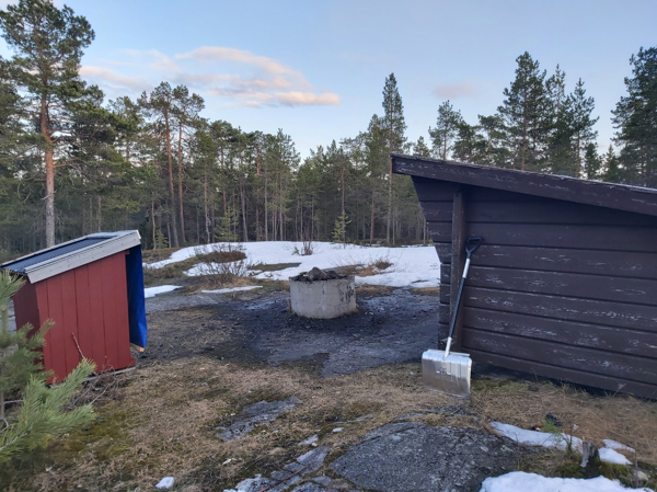 Vedförråd, eldstad och vindskydd