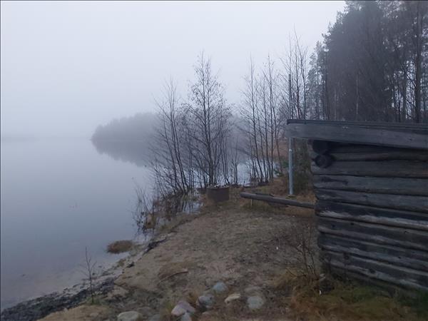 Vindskyddet med eldstad framför