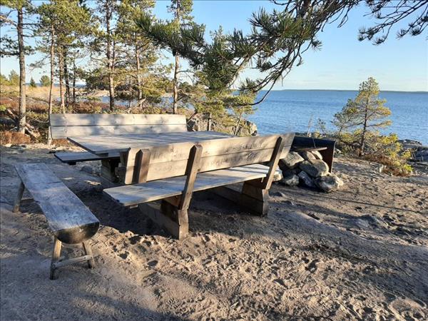 Bänkbord och eldstad med galler