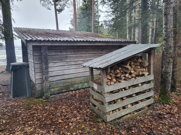 Vedförråd bakom vindskyddet