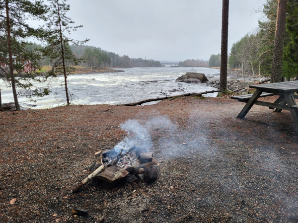 Vy över eldstaden mot forsen