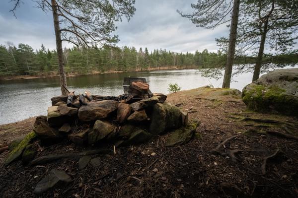 Holmesjöns vindksydd grillplats