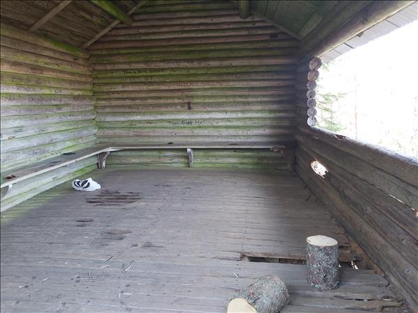 Insidan med stort golv av trä