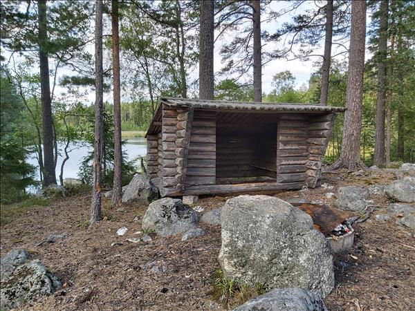 Vindskyddet med eldstaden framför