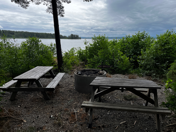 Grillplats med bänkbord