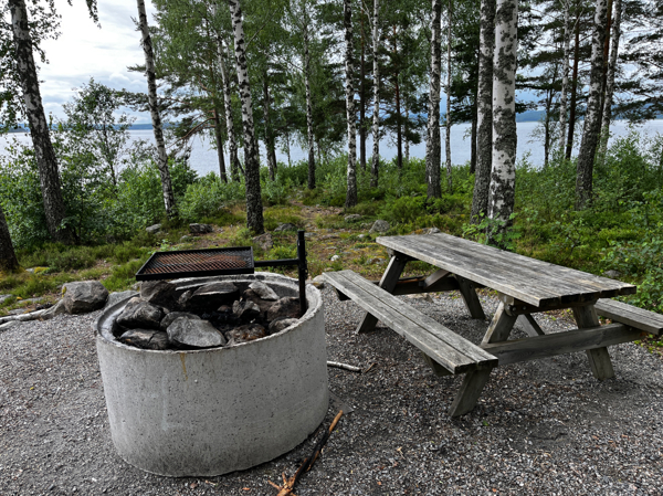 Eldstad o bänkbord