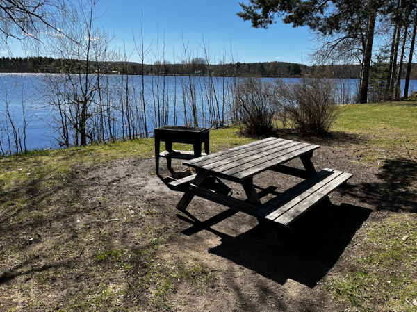 Eldstad och bänkbord vid vattnet