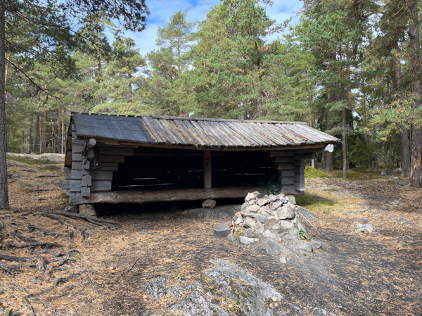 Eldstad framför vindskydd 