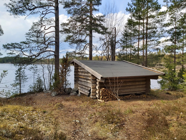 Vindskyddet ligger med vy ut över vattnet