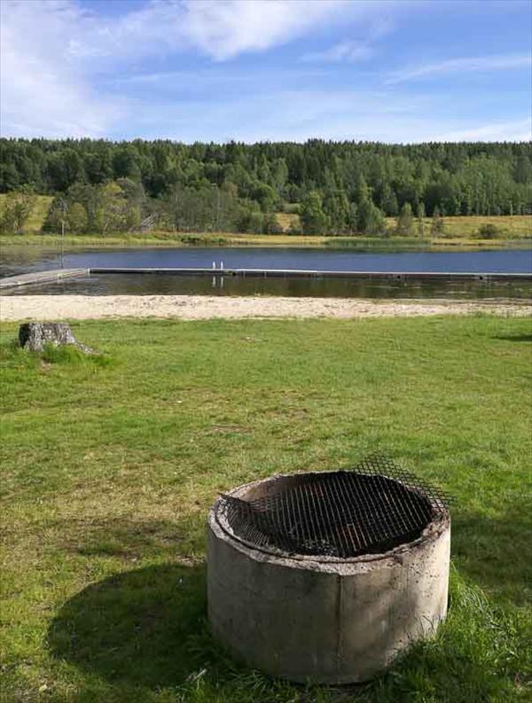 Enkel cementring utgör eldstaden men bryggan på badplatsen är av typen som ringar in de badande