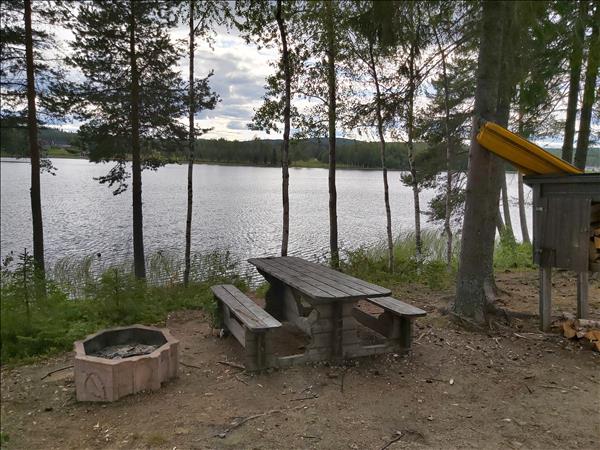 Eldstad med bänkbord ligger nära vattnet