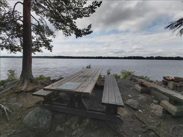 Bänkbord med yta för engångsgrill