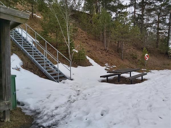 Bord och bänkar bredvid trappan upp till bilvägen