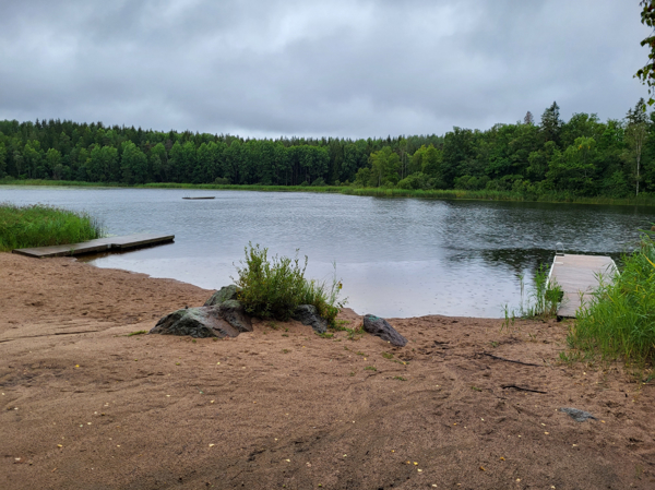 Sandstrand med bryggor