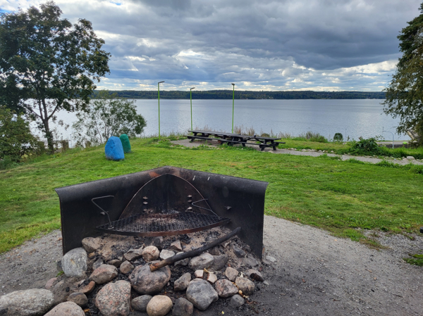 Eldstad med vy över fjärden