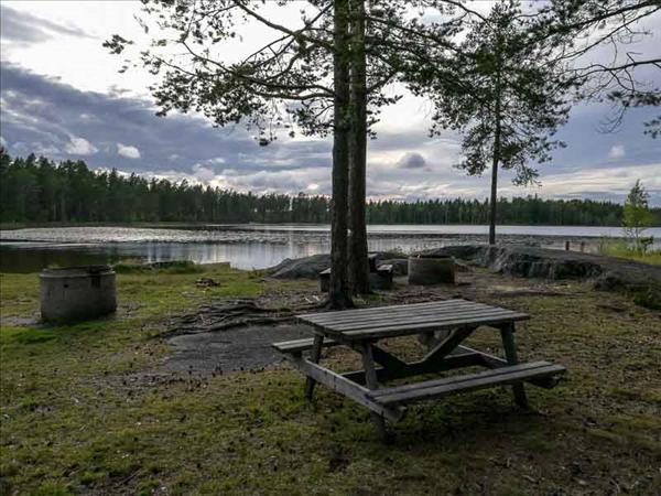 Sjön ligger nära när man är vid eldstäderna