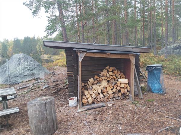 Vedförråd finns på gaveln av vindskyddet