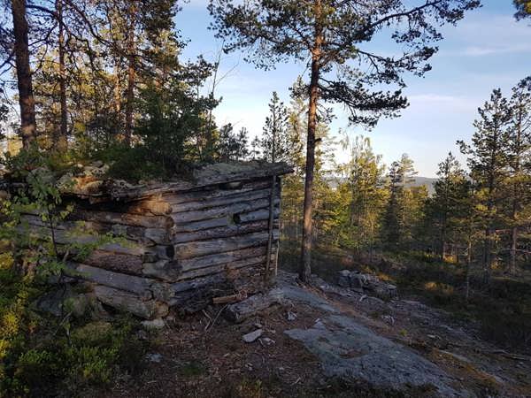 Vindskyddet vid Långmyrberget med utsikt mot Södra berget