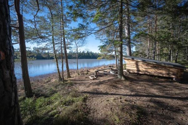 Långvattnet Vindskydd bakifrån över sjön