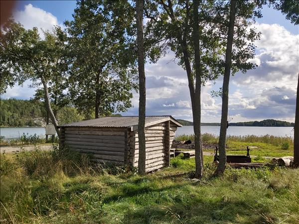 Vindskyddet med utsikt ut över vattnet