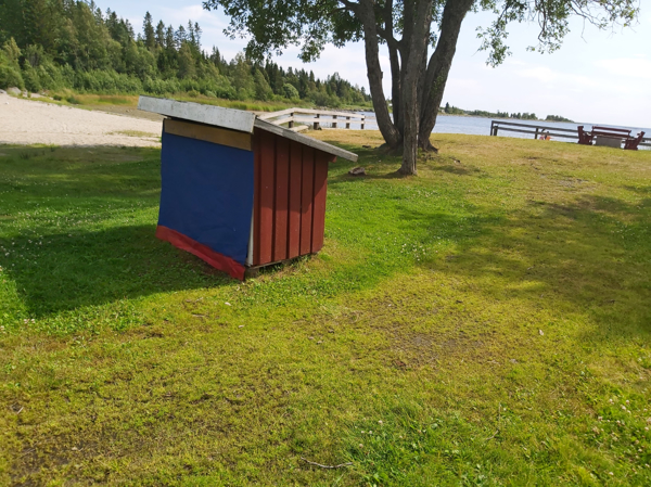 Vedförrådet med stranden i bakgrund