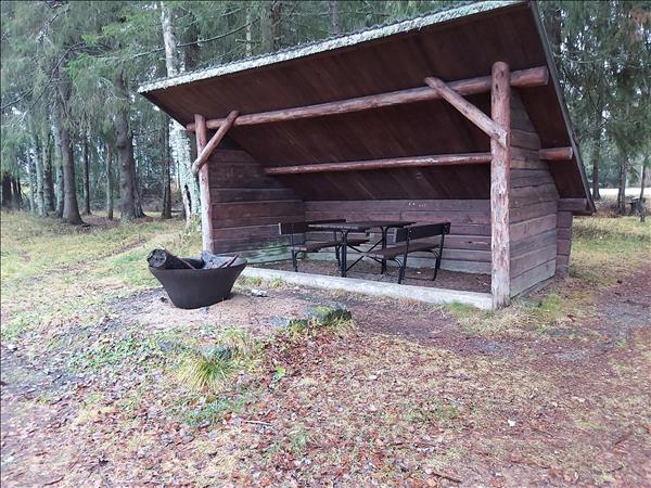 Eldstad av metall framför vindskyddet