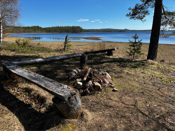 Bänkar och enklare eldstad