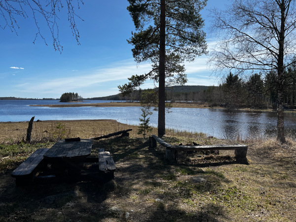 Bänkbord finns också