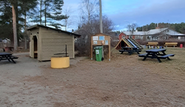 En liten hinderbana för de mindre barnen finns.